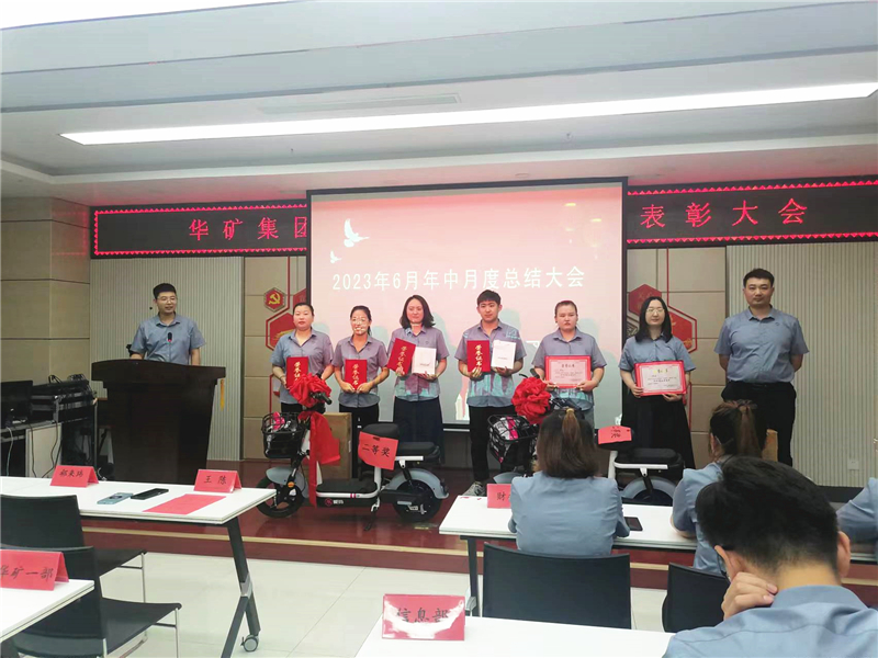 獲獎(jiǎng)合影.jpg 獲獎(jiǎng)合影.jpg